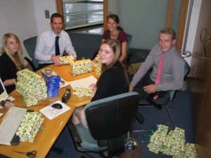 Die Mitarbeiter in der Geschäftsstelle Much, Linda Peters, Thomas Biallas, Elena Hoscheid, Jan Hänscheid und Tanja-Vanessa Kolmer verpacken insgesamt 90 der 240 Farbkästen.
