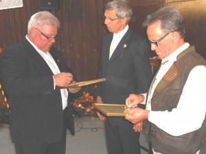 Schon sind 50 Jahre im Ernteverein Markelsbach vorbei: Da dürfen K.H. Schmidt, Klaus Scholder und Heinz Henn (v. links) durchaus nachdenklich werden