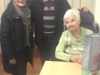 Besonders gefreut hat sich Seniorin Elisabeth Schmitz, als das Ernte-Paar Hilde und Heinz Henn die Tüte im Pflege-Heim Seelscheid überreichten